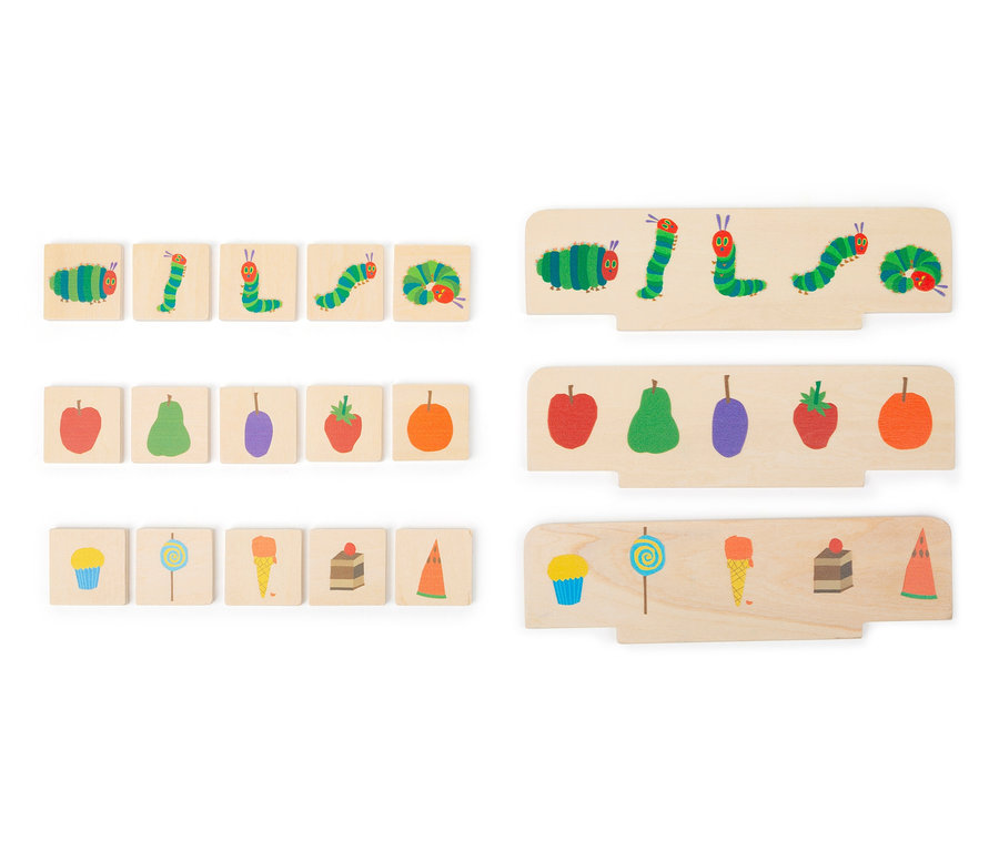 Das Bild zeigt eine Small Foot Bildersortierbox »Raupe Nimmersatt«, ein Holzspielzeug mit Abbildungen von Raupen, Früchten und Süßigkeiten.