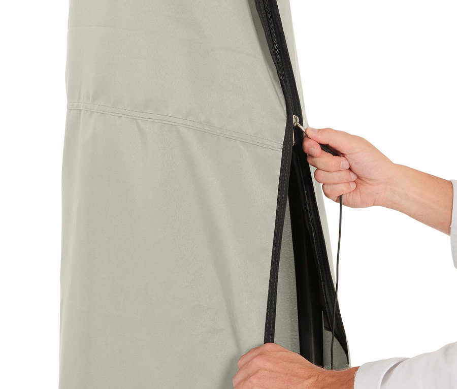 Hände schließen die hellgraue Schutzhülle eines Leco Ampelschirm Ø 300 cm.