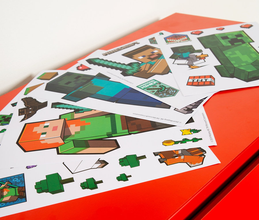 Minecraft Wandtattoos auf einem roten Tisch.