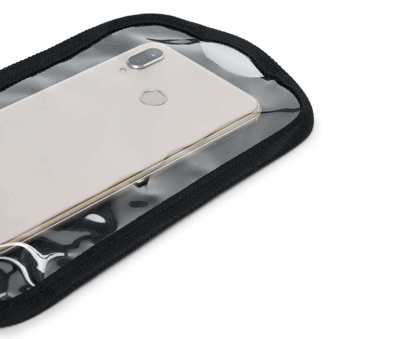 Ein goldenes Smartphone in einer transparenten Tasche mit schwarzem Rand.