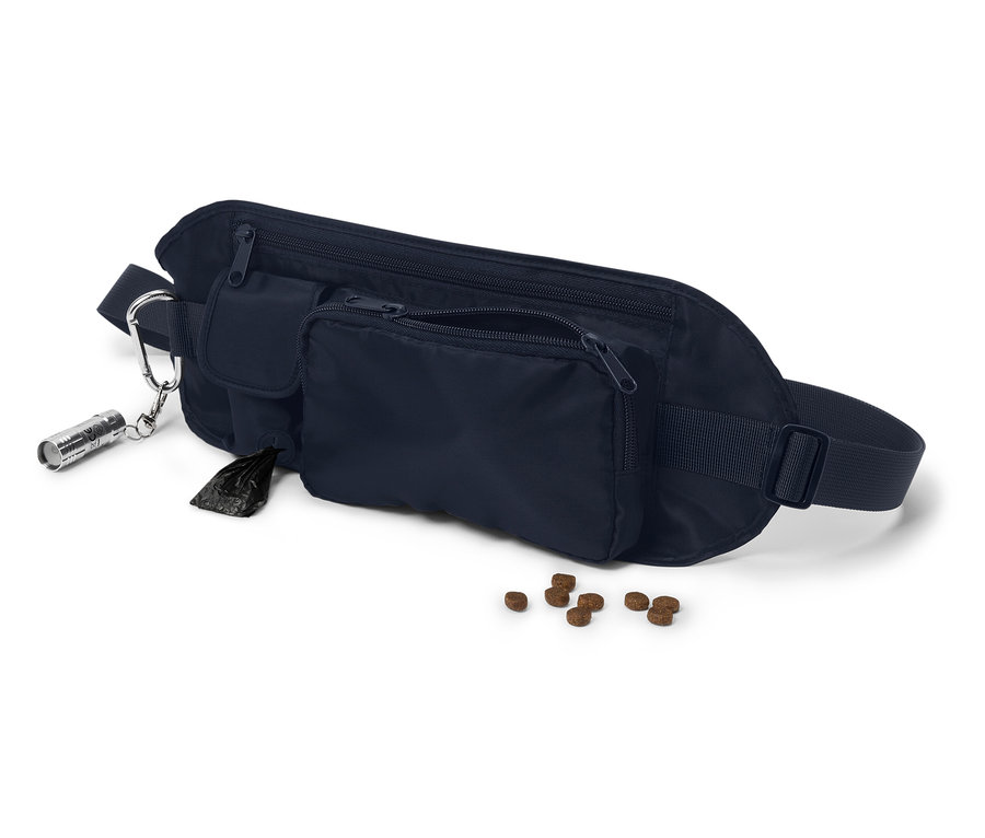 Eine dunkelblaue Gürteltasche mit mehreren Taschen, einem Kotbeutel, einer Taschenlampe und Hundefutter auf weißem Hintergrund.