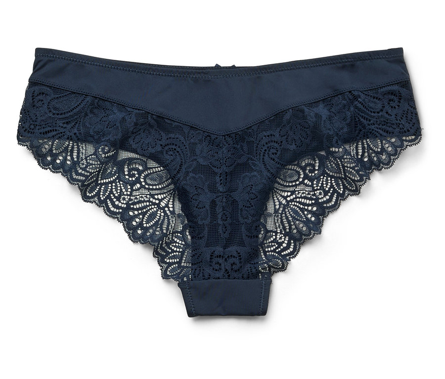 Marineblaue Damenslips mit Spitzenbesatz liegen auf einem weißen Hintergrund.
