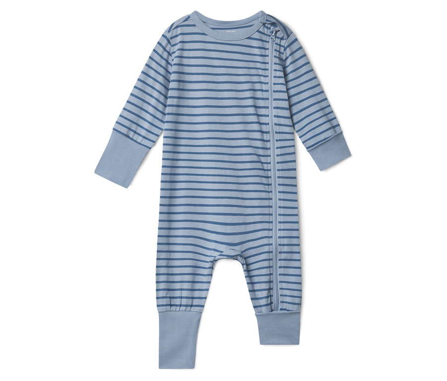 Ein blau gestreifter Baby-Schlafanzug mit durchgehendem Reißverschluss liegt auf einem weißen Hintergrund.