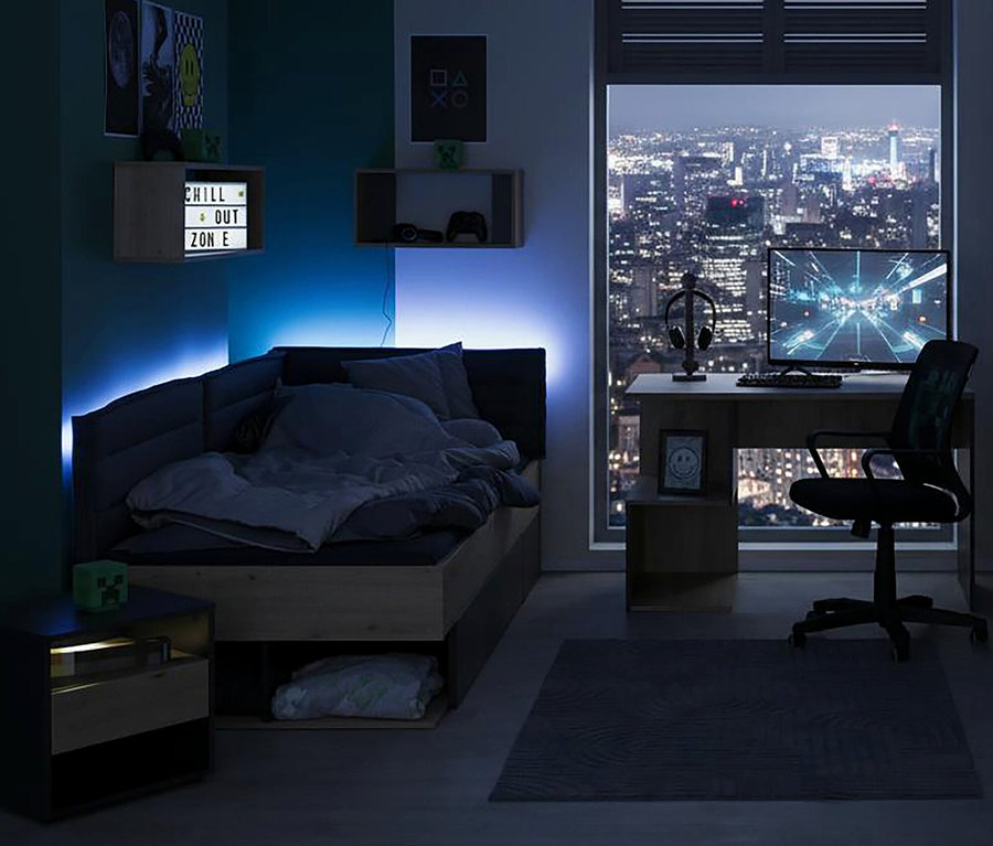 Schlafzimmer mit blauem Licht, Bett, Nachttisch und einem Roba Schreibtisch »Marvin«.