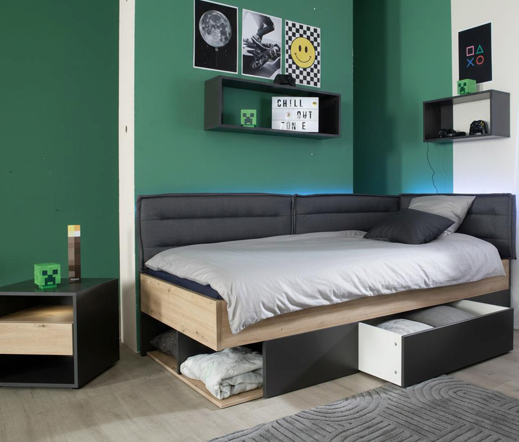 Ein Roba Jugendbett »Marvin«, 90 x 200 cm steht in einem Zimmer mit grünen Wänden.