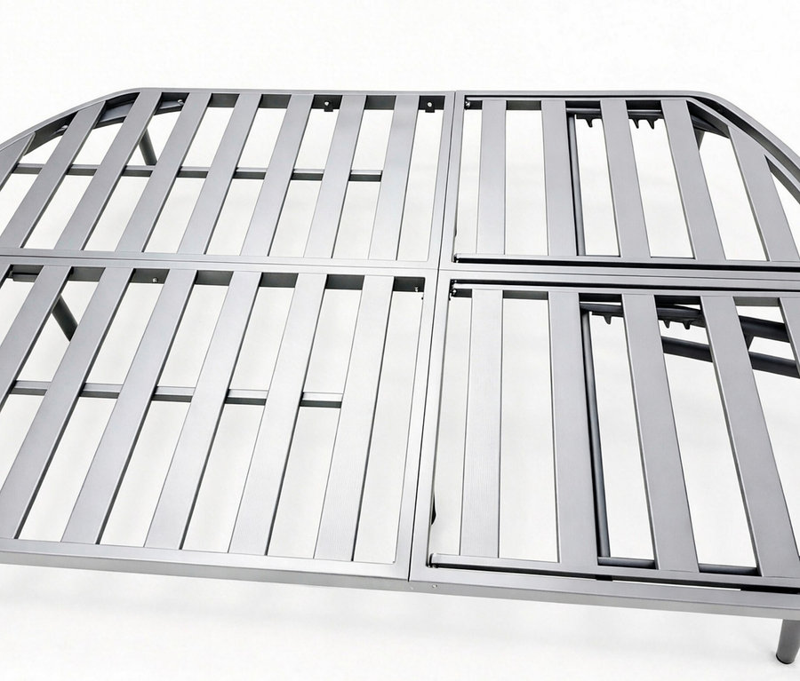 Nahaufnahme des Gestells einer Leco Sonnenliege mit Ampelschirm, bestehend aus grauen Metallstreben.