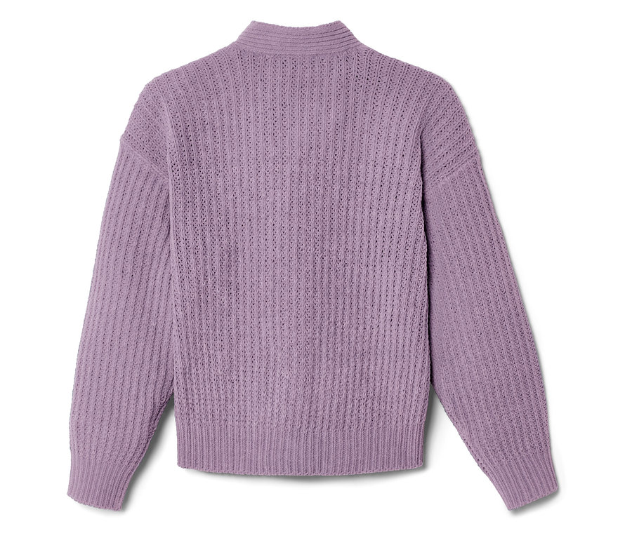 Nahaufnahme eines lilafarbenen Strickpullovers mit Rollkragen.