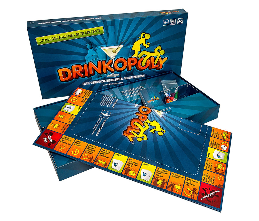 Das Spiel »Drinkopoly« ist auf dem Tisch zu sehen.
