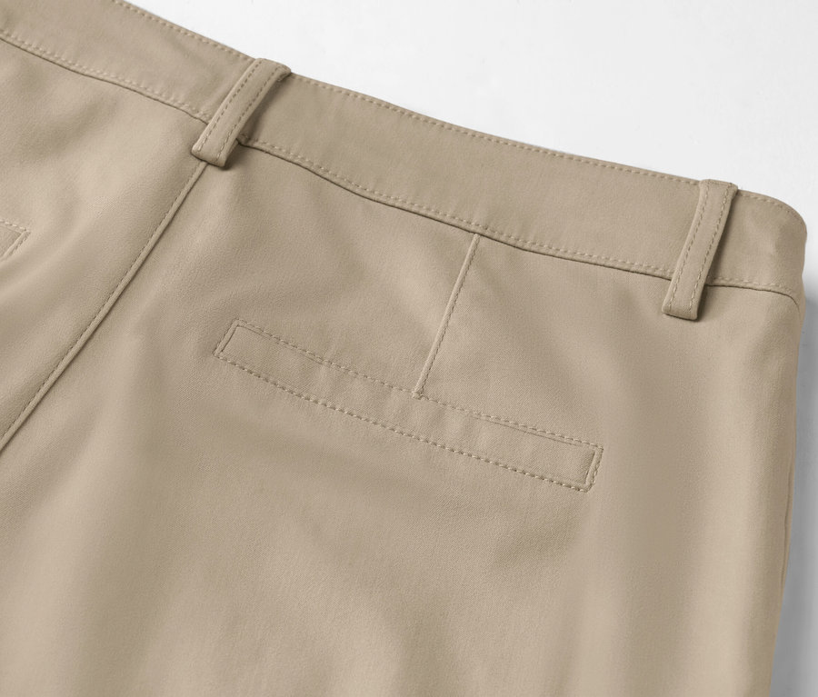 Nahaufnahme der Rückseite einer beigen Hose mit Gesäßtasche und Gürtelschlaufen.