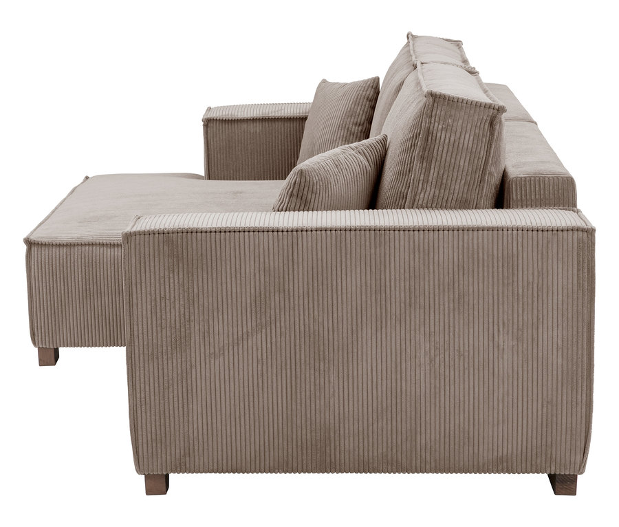 Ein beiges Cordsofa mit Ottomanen-Chaiselongue und losen Kissen.