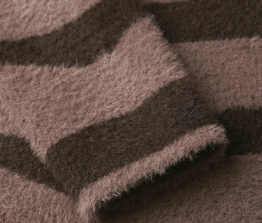 Nahaufnahme eines Street One Jacquard-Pullovers mit braunen Streifen.