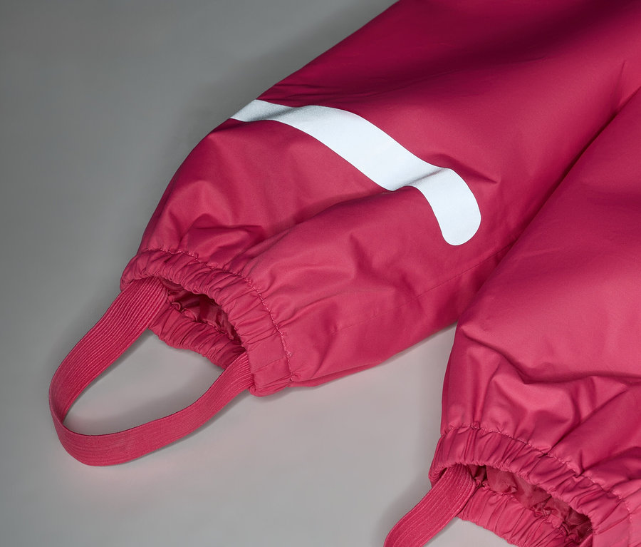 Nahaufnahme von pinkfarbenen Hosen mit weißem Streifen und elastischen Bändern.