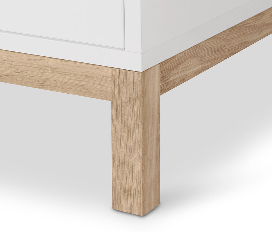 Detail einer Ecke vom Garderobenschrank »Eklund« mit einem Holzbein.