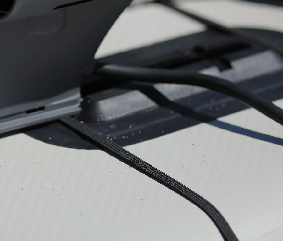 Detailansicht eines grauen BlueDrive S Power Fin Motors auf einer weißen Oberfläche.