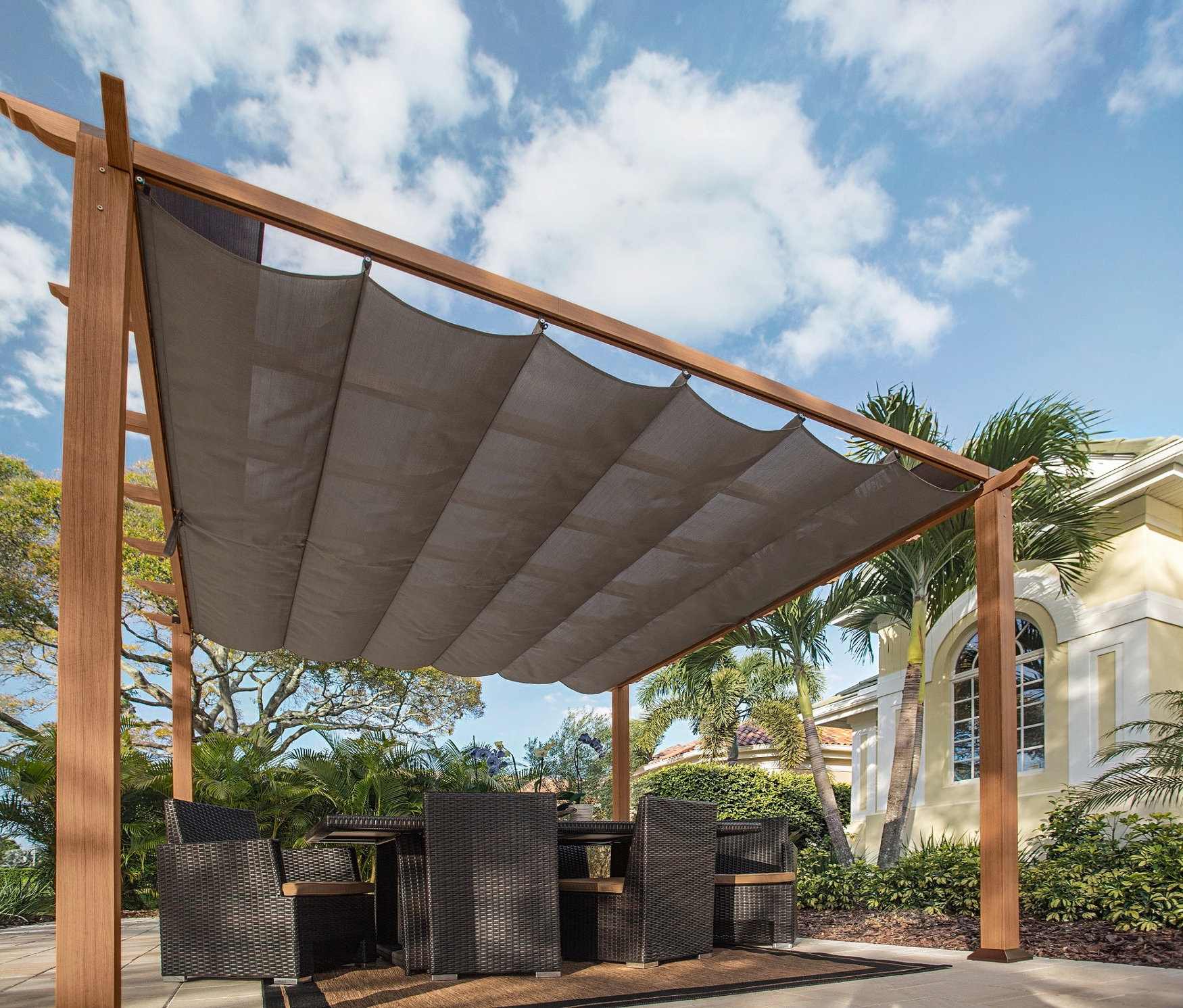 Aluminium-Pergola in Holzoptik, mit verstellbarem Sonnensegel, ca. 350 x 350 cm.
