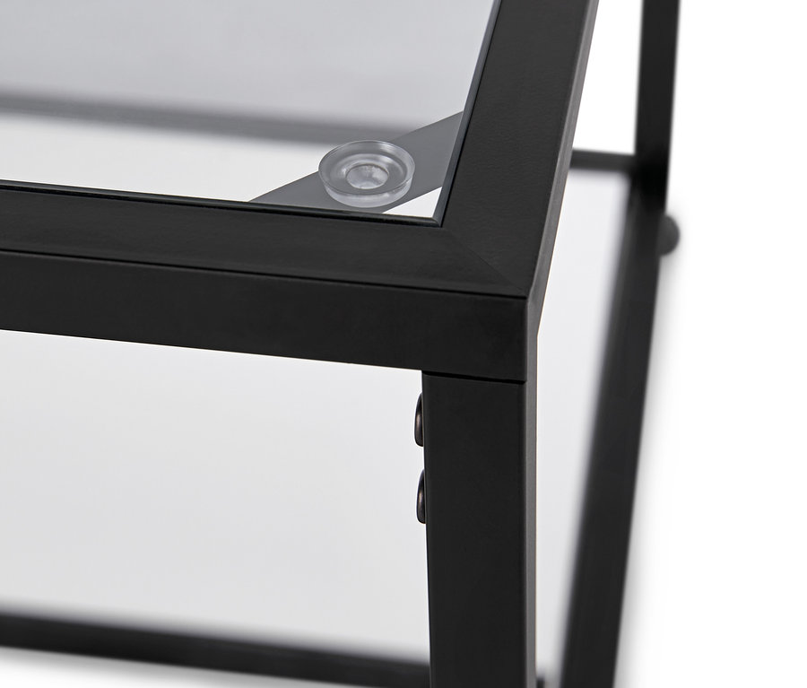 Detailansicht eines Couchtischs mit Glasplatte.