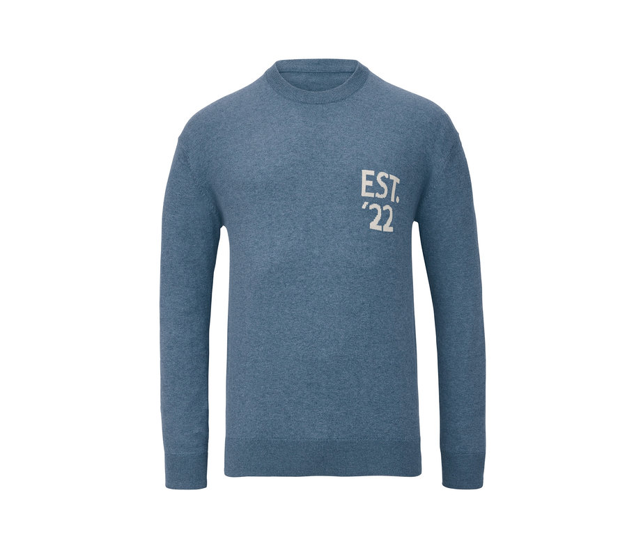 Blauer Pullover mit Aufschrift.
