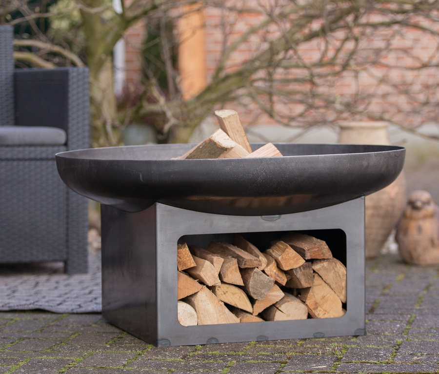 Feuerschale »Juva Industrial«, ca. 80 cm, mit Holzscheiten im Sockel.