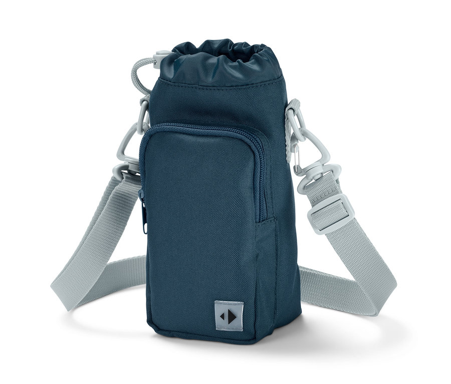 Eine blaue Flaschen-Umhängetasche.