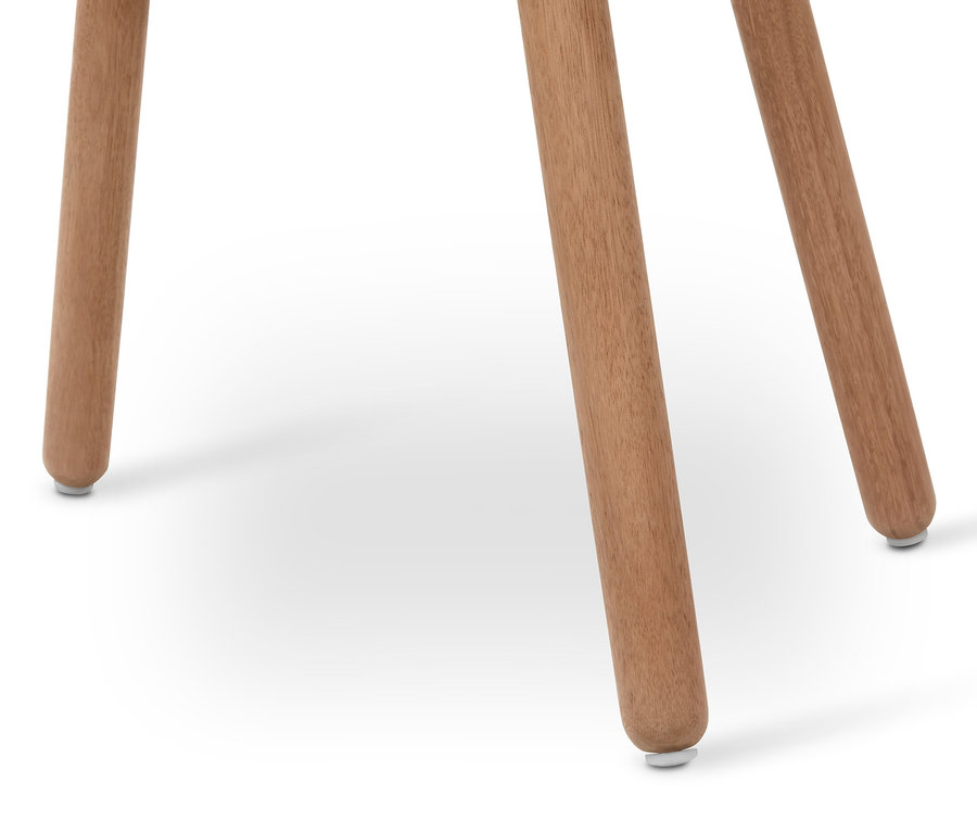 Detailaufnahme von drei Stuhlbeinen.