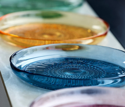 Vier Bitz Glasteller »Kusintha«, 18 cm, in verschiedenen Farben gestapelt.