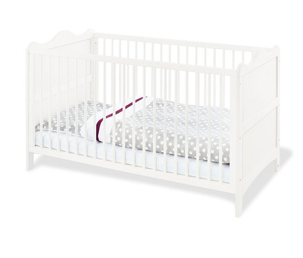 Weißes Pinolino Babybett »Florentina« mit weißem Kissen mit lila Rand und grauer gepunkteter Decke.