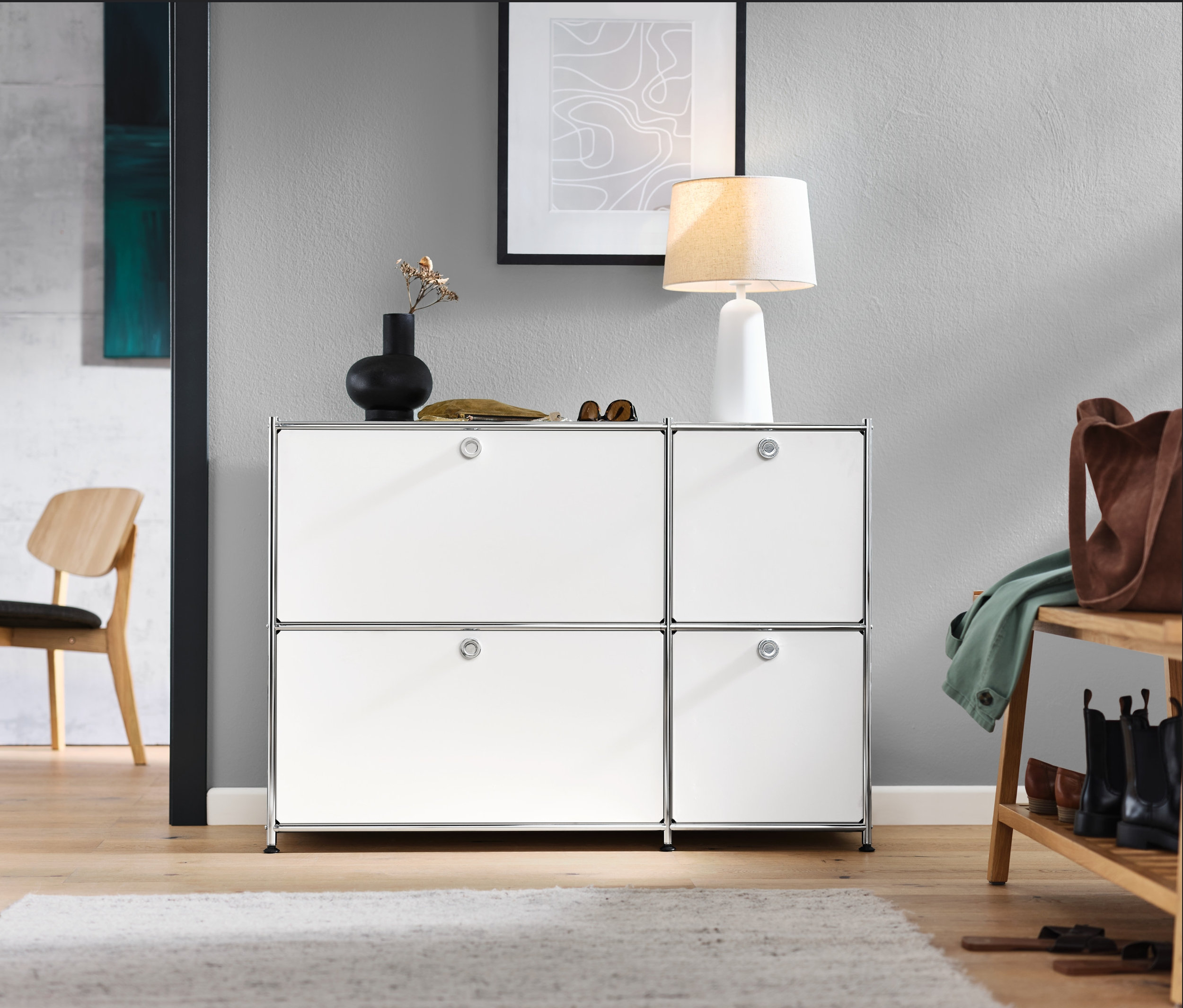 Flur mit weißem Sideboard »CN3« mit 4 Klappen, Loungechair, Sitzbank mit Ablage und weißer Tischleuchte mit Textilschirm.