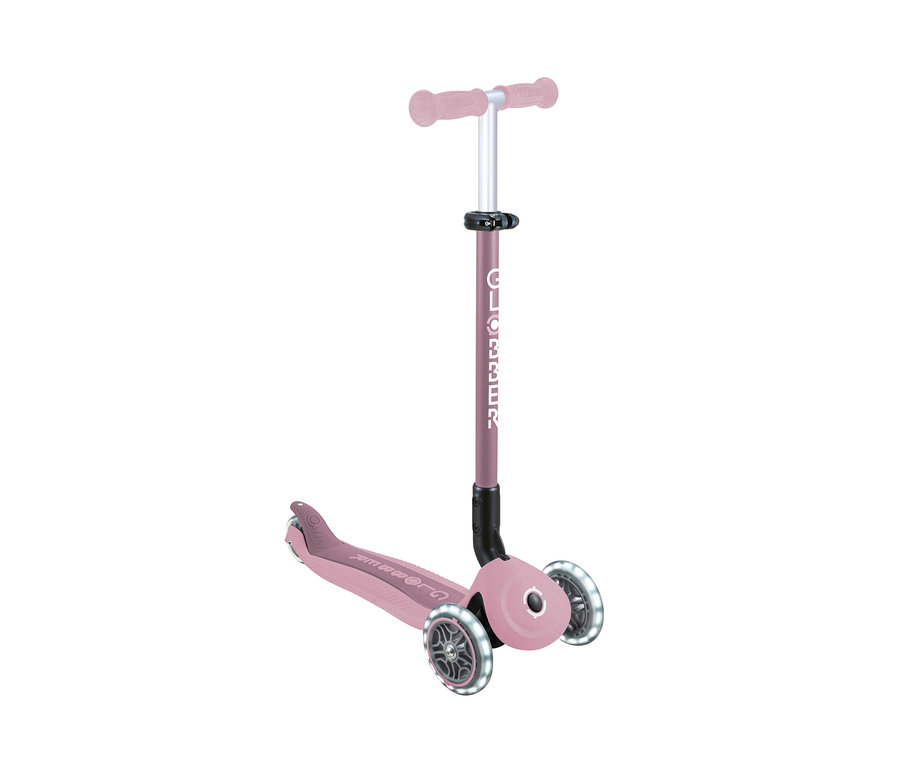 Nahaufnahme eines GLOBBER 3in1 Rollers »GO-UP Active Lights Eco«, Beere, stehend vor weißem Hintergrund.