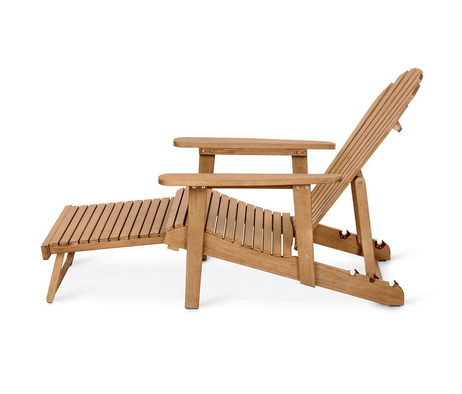 Ein naturfarbener Adirondack Gartensessel mit ausziehbarem Fußteil.