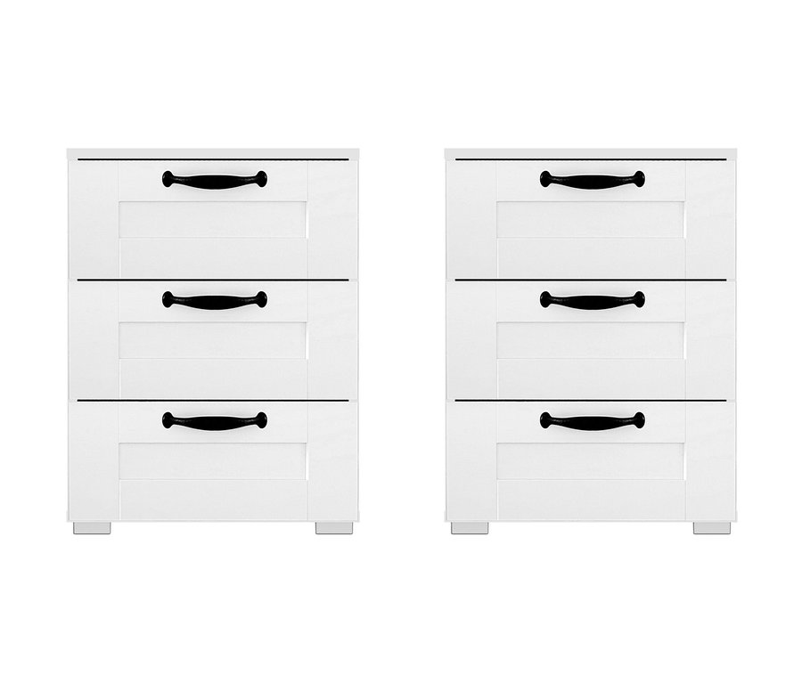 Zwei weiße Rauch Cottage Nachttische mit drei Schubladen und schwarzen Griffen.