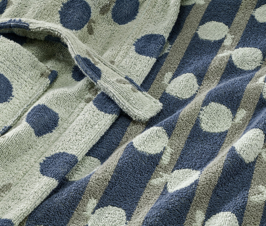 Detailansicht eines Kinder-Bademantels mit Punkten und Streifen.