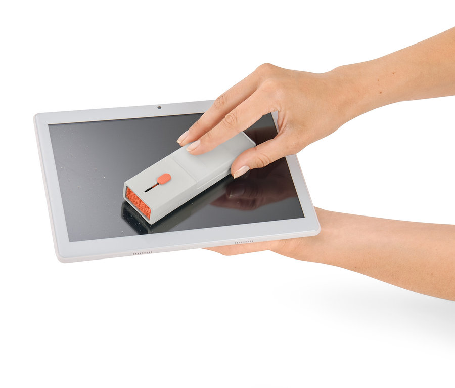 Frau reinigt Tablet-Bildschirm mit 4-in-1-Schreibtisch-Reinigungs-Set.