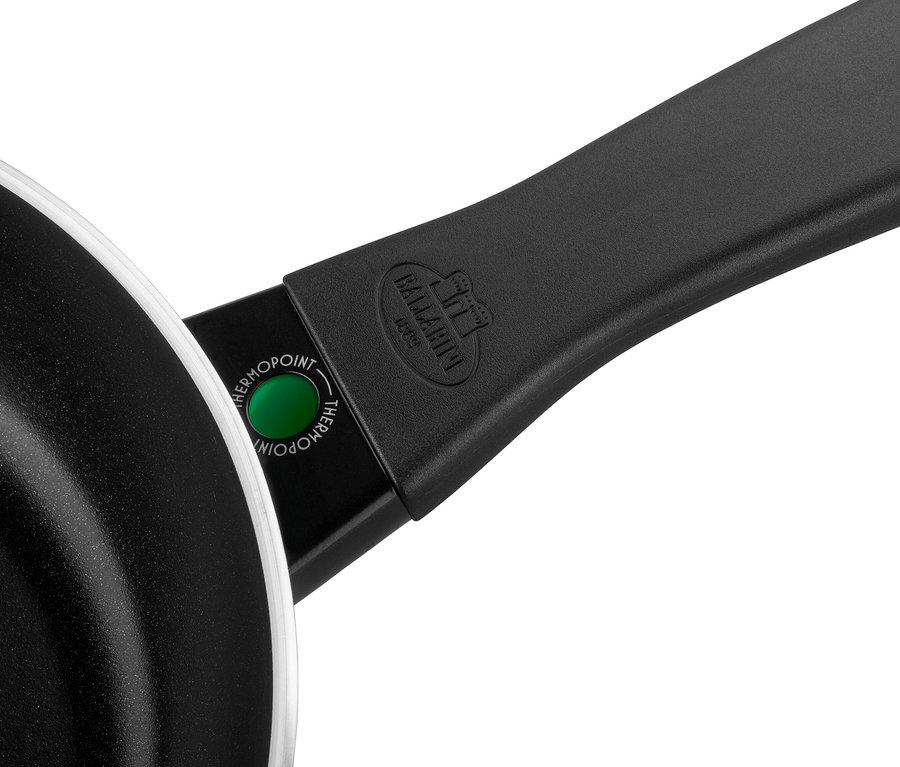 Detail einer grünen BALLARINI Aluminium-Bratpfanne mit schwarzem Griff und Temperaturanzeige.