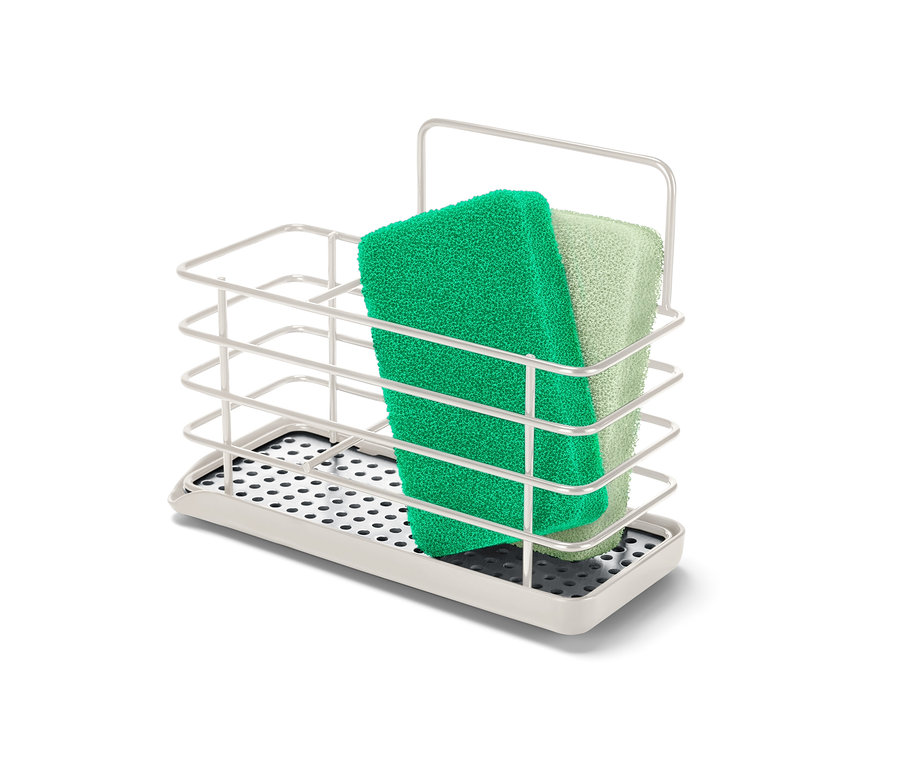 Ein grüner und ein hellgrüner Schwamm in einem Spülutensilien-Ständer aus Metall.