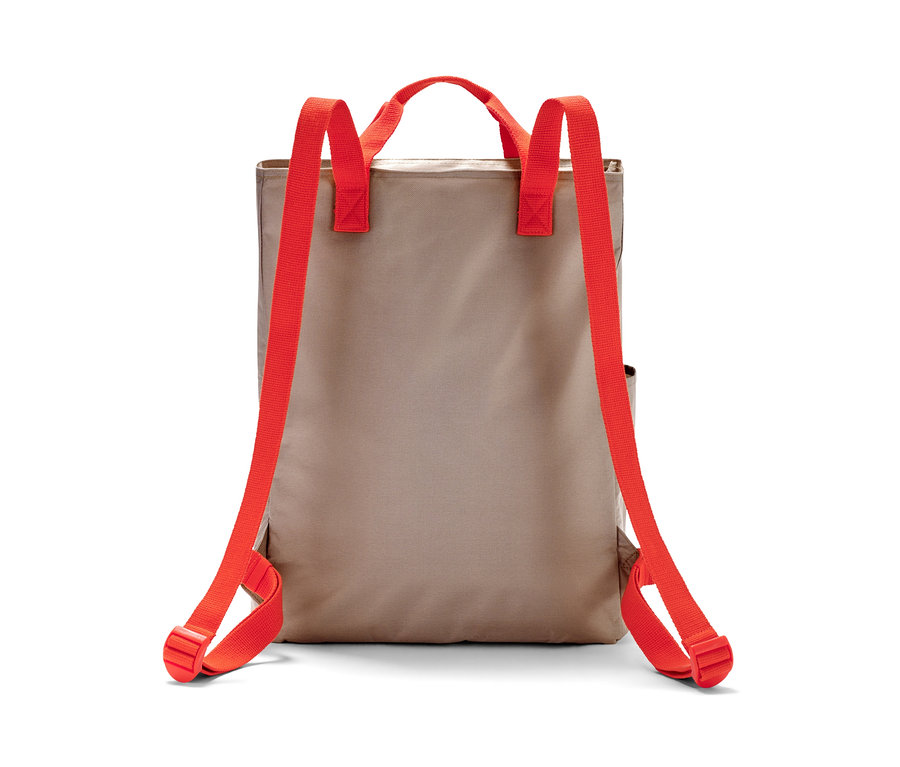 Beiger Picknickrucksack mit roten Trägern.