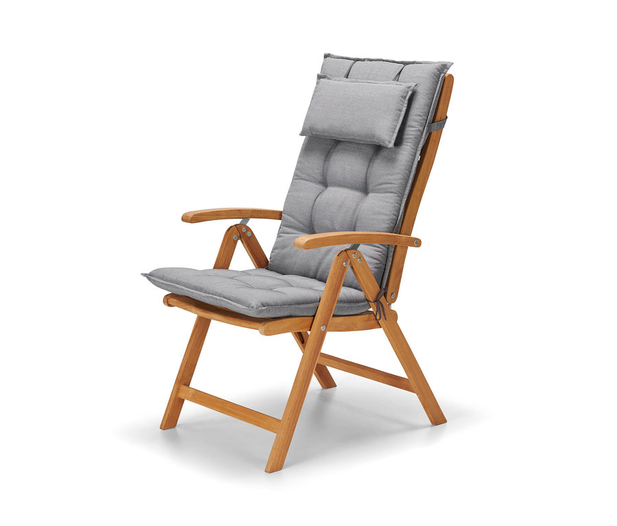 Nahaufnahme eines Teak-Hochlehners mit verstellbarer Rückenlehne und grauem Kissen.