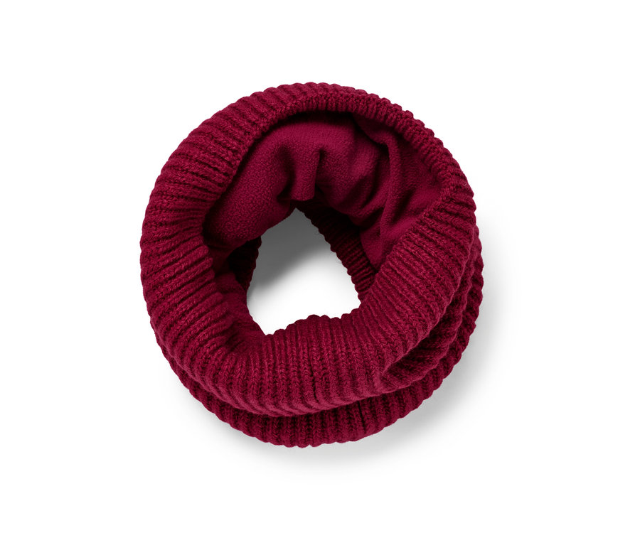 Ein roter Strickschlauchschal.