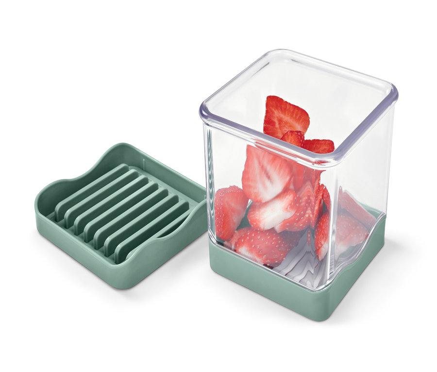 Obst-und-Gemüseschneider mit geschnittenen Erdbeeren.