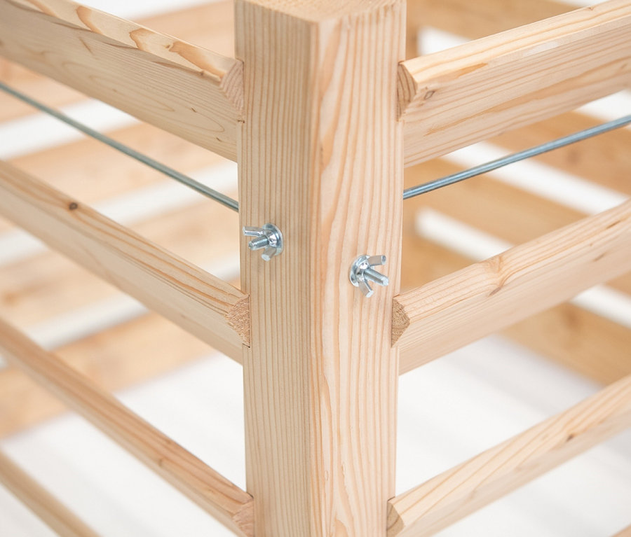 Detailaufnahme einer Ecke des Lärchenkomposters, 130 cm, befestigt mit Flügelmuttern.