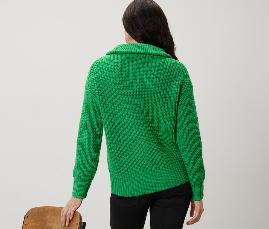 Frau von hinten mit einem grünen Grobstrick-Troyer.