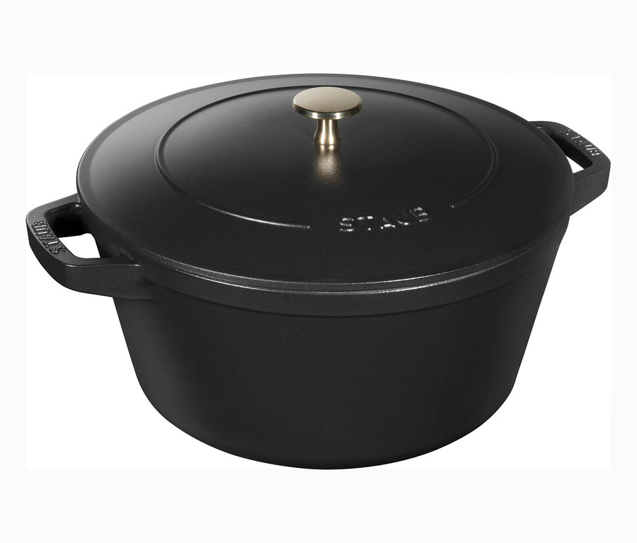 Schwarzer Staub Gusseisen-Kochtopf mit Deckel und goldenem Griff.