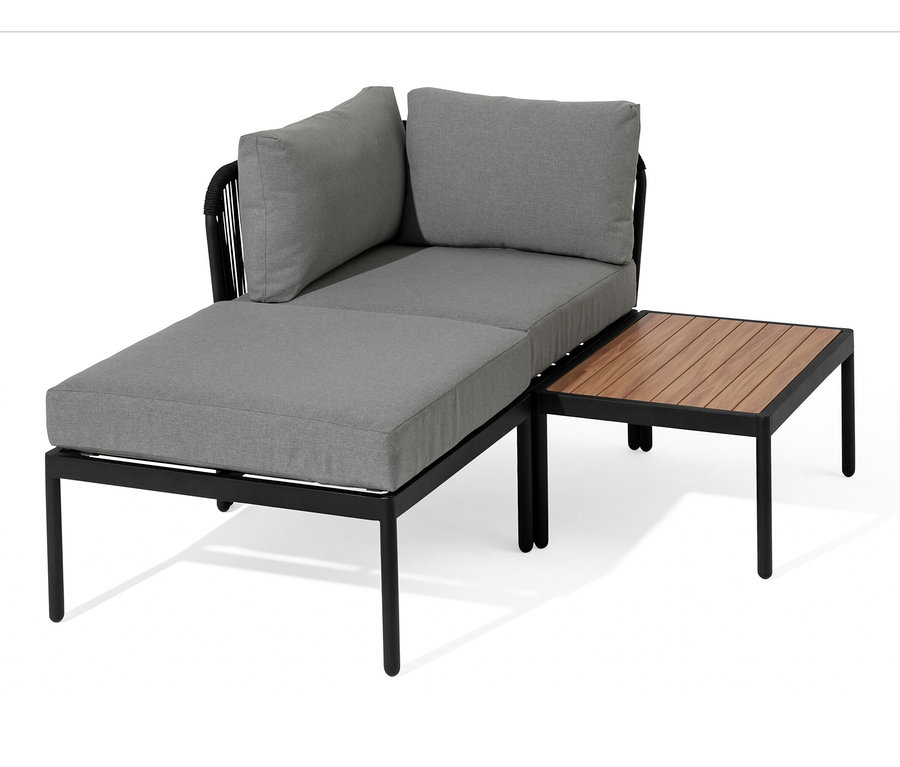 Eine modulare Lounge mit Textilgeflecht und grauen Kissen, sowie einem kleinem Tisch mit Holzplatte.