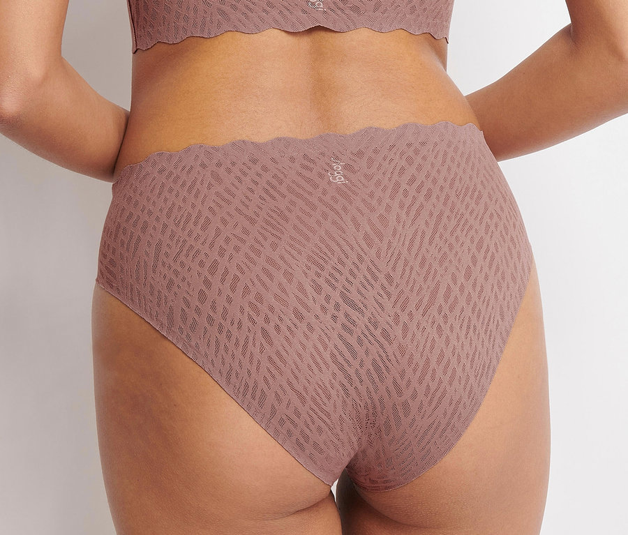 Nahaufnahme der Rückansicht einer Frau, die sloggi ZERO Feel Bliss High leg, cacao und einen BH in der gleichen Farbe trägt.