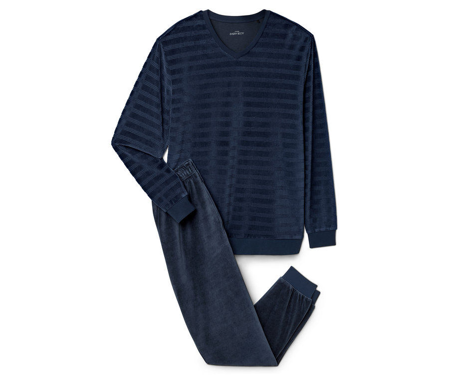 Ein marineblauer, gestreifter Schlafanzug mit langen Ärmeln und Hosen liegt auf einem weißen Hintergrund.