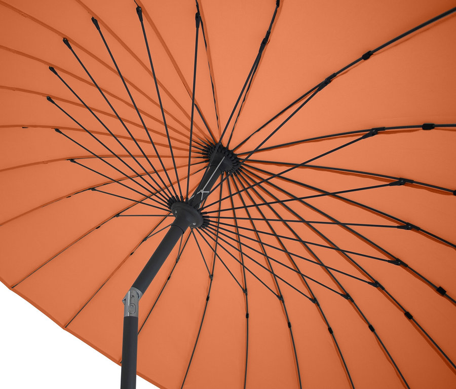 Blick von unten auf einen orangefarbenen Leco Shanghai Sonnenschirm*, Ø 270 cm.