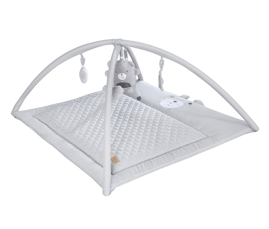 Graue Roba Krabbeldecke mit Spielbogen und Plüschtieren.