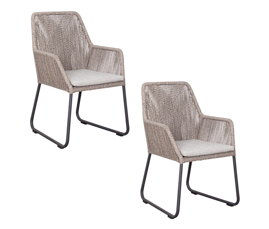 Zwei deVries 2 Dining-Sessel mit beige geflochtener Sitzfläche und Armlehnen auf schwarzen Metallbeinen.