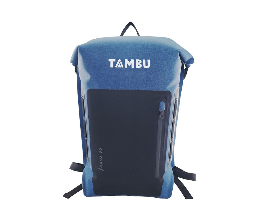 Blauer Tambu Rolltop-Rucksack RANA vor einem weißen Hintergrund.