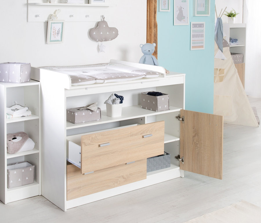 Kinderzimmer mit weißen roba »Gabriella« Möbeln mit Bett, breiter Wickelkommode und 3-türigem Schrank.