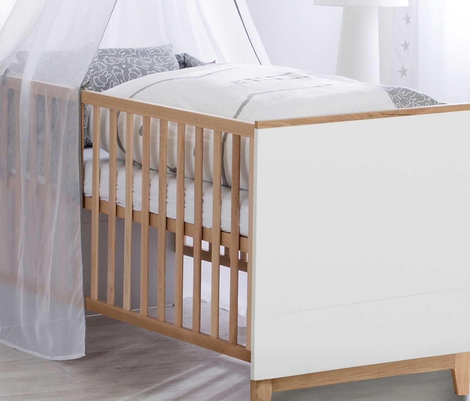 Ein roba Kombi-Kinderbett »Finn«, 70 x 140 cm, aus Massivholz mit Betthimmel.